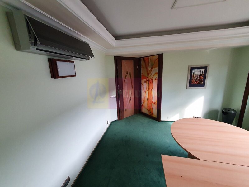 Apartament cu 3 camere de vanzare in Campina - Zona ultracentrala